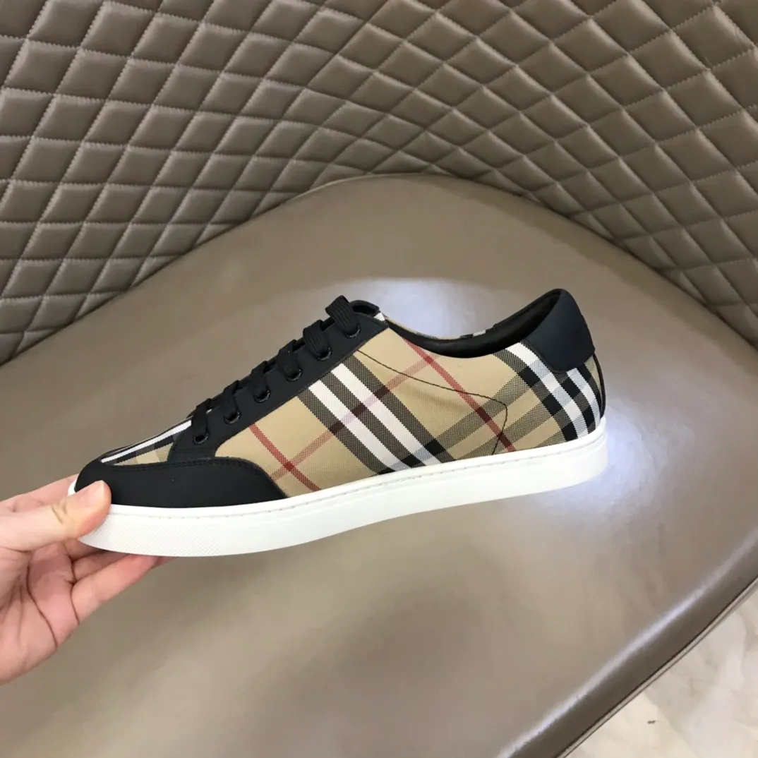 p360 "BURBERR*" men's classic low-top sneakers are reinterpreted in Vintage checkered cotton and matte calfskin, decorated with a new brand logo. First-layer sheepskin lining, embossed Burberry logo on the heel, and original TPU outsole! Size: 38-44